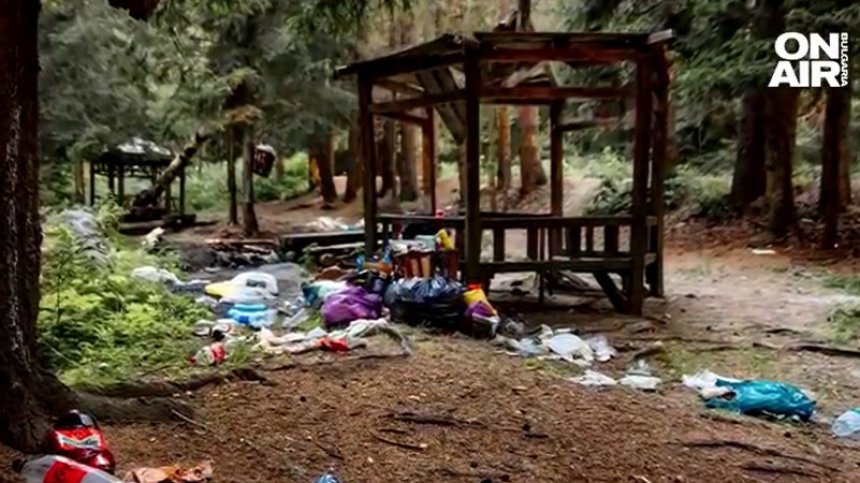 Боклуци затрупаха местността "Ветровала" във Витоша, туристи се възмущават