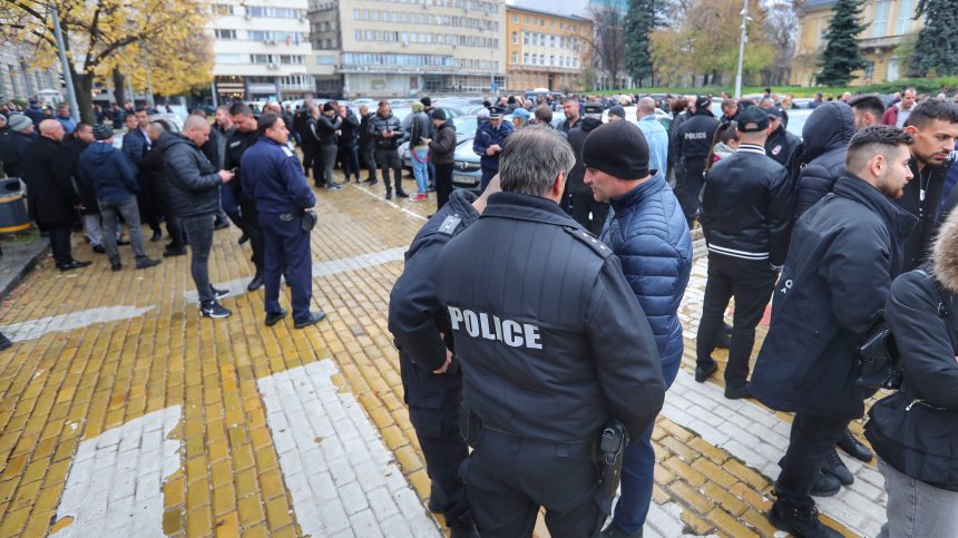 Стотици полицаи излязоха на протест пред НС: "Не политизирайте сблъсъците с феновете"