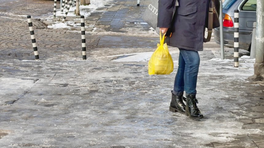 Жълт и оранжев код за валежи и поледици в събота (+КАРТА)