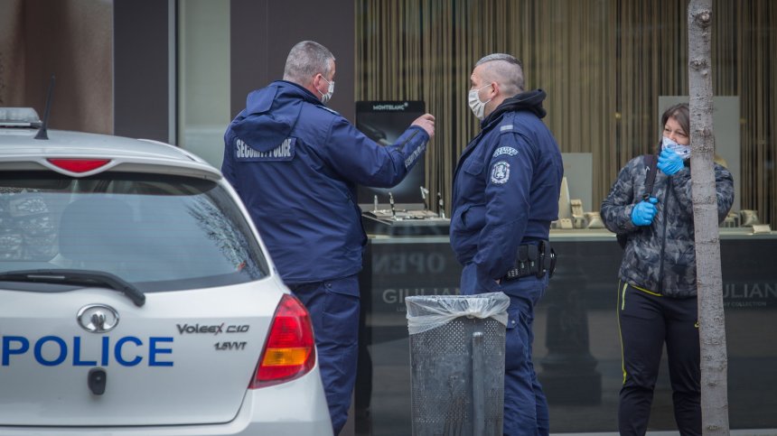 Под зоркото око на полицията: Всички софиянци с маски