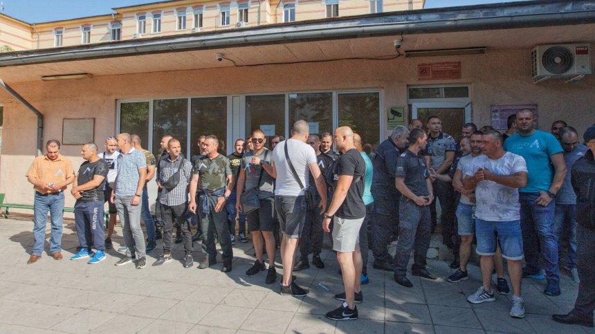 Служители в МВР и затворите протестират за по-високи заплати