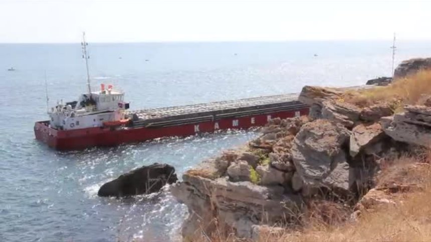 Заседналият кораб е наклонен, след като пропадна планът за разтоварване