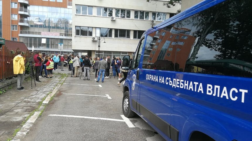 Самоков: Протест, иронични аплодисменти и искане за оставка на съдебния състав