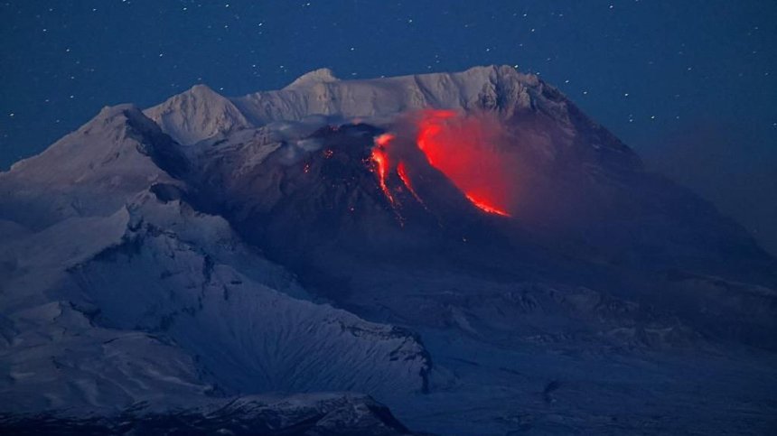 Изригна вулканът Шивелуч в Камчатка, обявиха "червен" код за авиацията (+ВИДЕО)