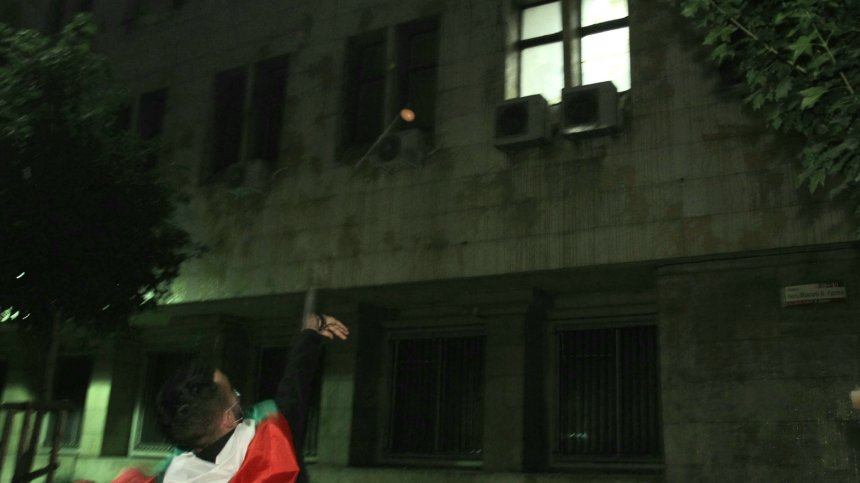 Протестиращите стигнаха до сградата на МВР, хвърляха яйца и домати