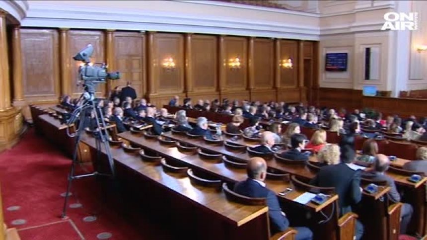 Исканото от БСП замразяване на заплатите беше разтопено 