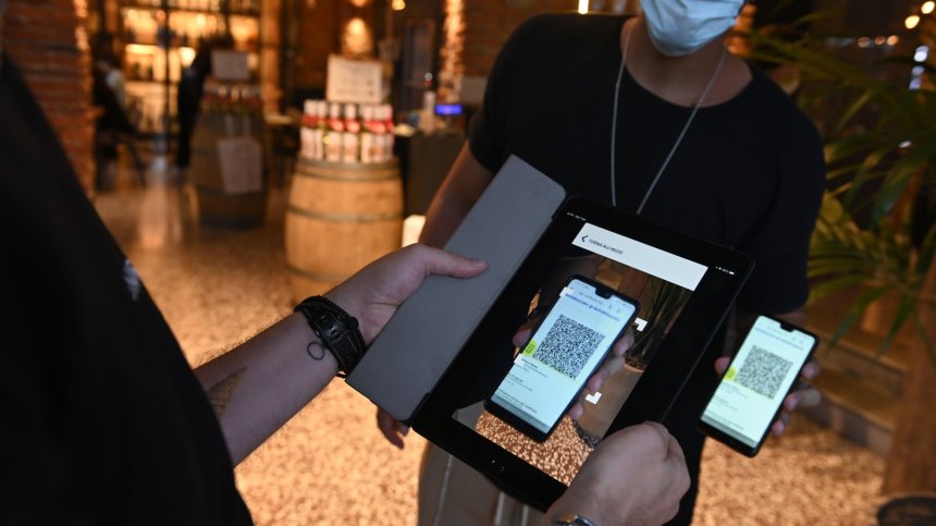 Солена глоба в Гърция за фалшив Ковид сертификат