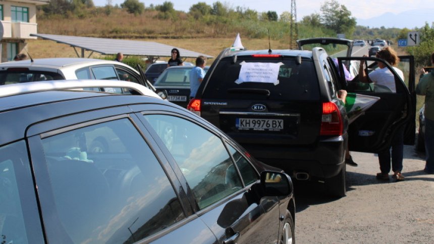 Полицията спря колите на протестиращите край Бобов дол, тръгнаха пеша към "Струма"