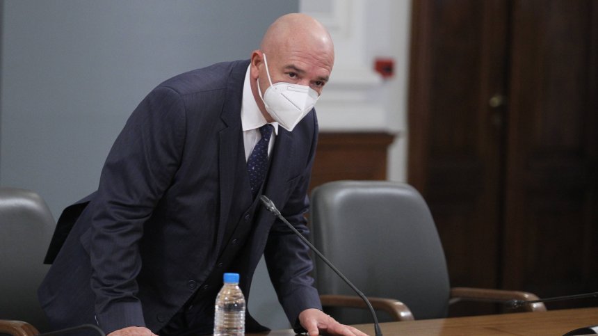 Ген. Мутафчийски: Няма да затваряме хората, чакаме ваксините