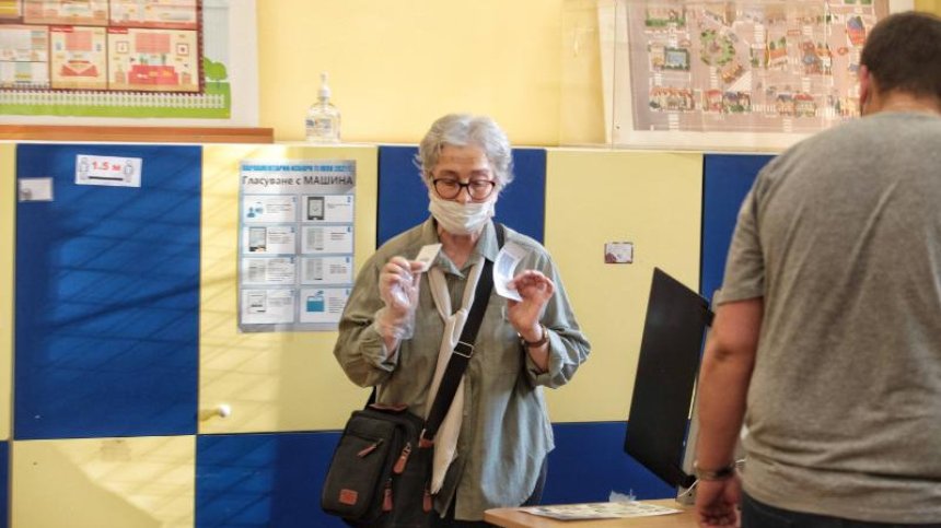 "Ройтерс": Дълбоко разделение в бедната България! "Льо Монд": Певецът Слави поведе на изборите