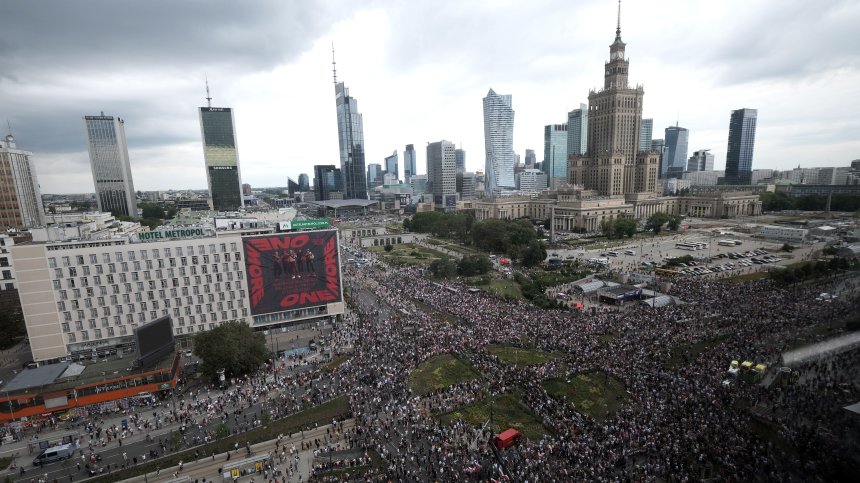 Полша с повече войски по границата, беларуски хеликоптери са нарушили въздушното ѝ пространство?