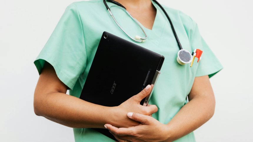 Международен ден на сестринството: В България не достигат 17 000 медсестри