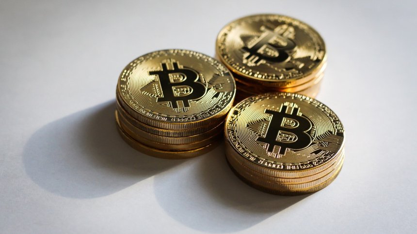 Цената на биткойна се срина под $55 хил.