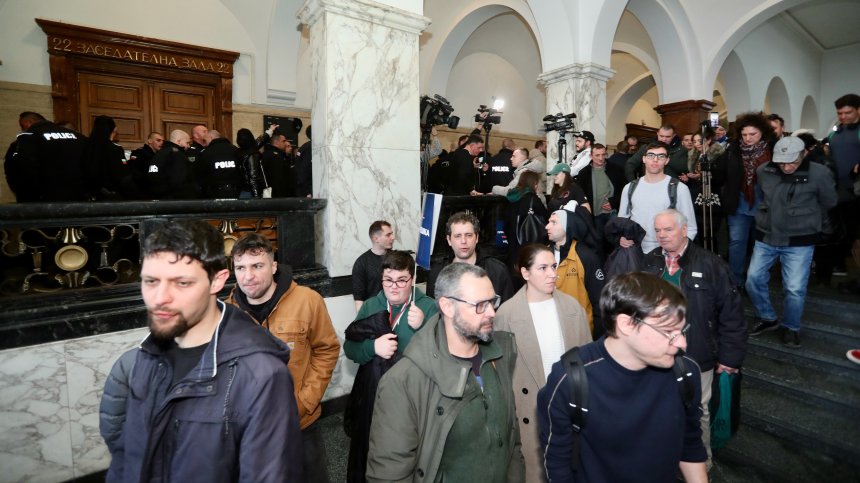 Протестиращи окупираха коридора пред кабинета на Сарафов (СНИМКИ)