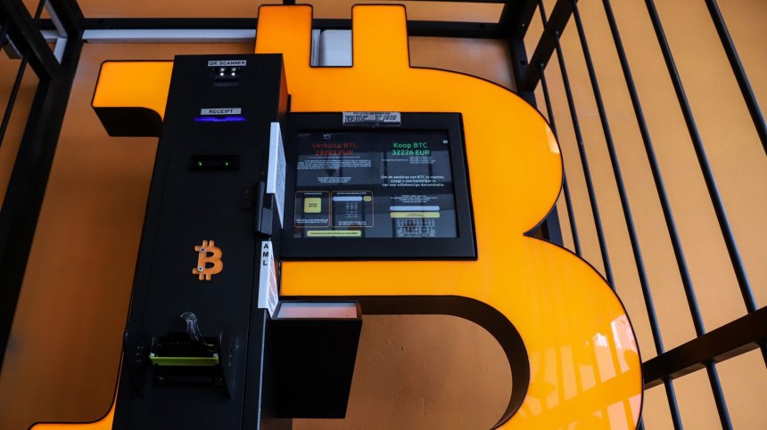 Биткойн се насочва към най-голям тримесечен спад в цената от над 10 г.