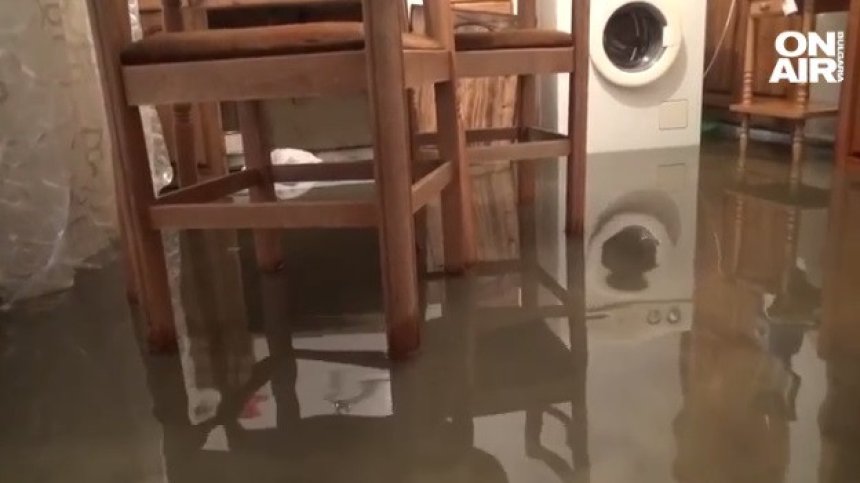 Буря наводни къщи в Петрич, без ток са населени места в района на Гоце Делчев