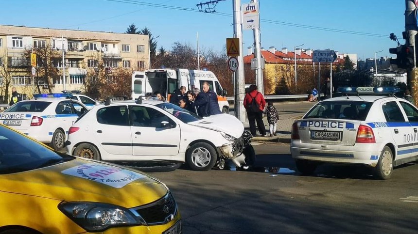 Катастрофа затруднява движението в София, на място има полиция