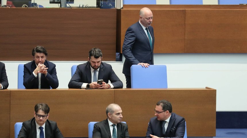 "Възраждане" с нов опит да свали правителството с два вота на недоверие