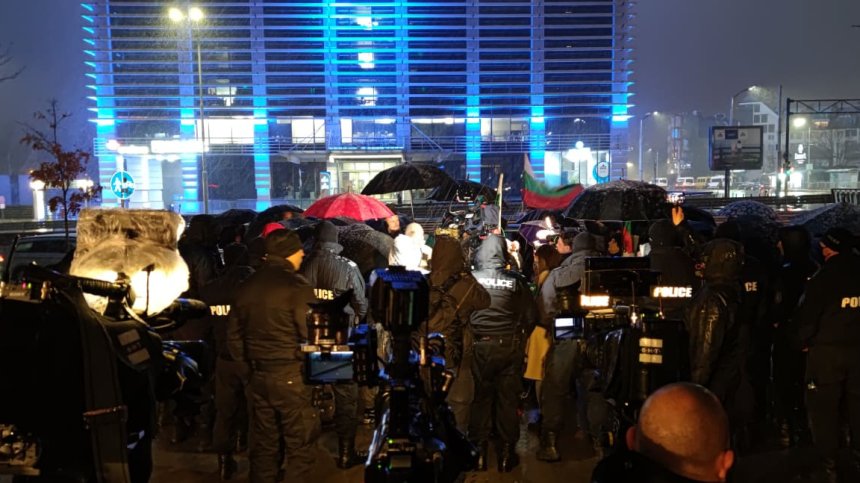 Протест срещу ГЕРБ в центъра на София след обявяването на резултатите