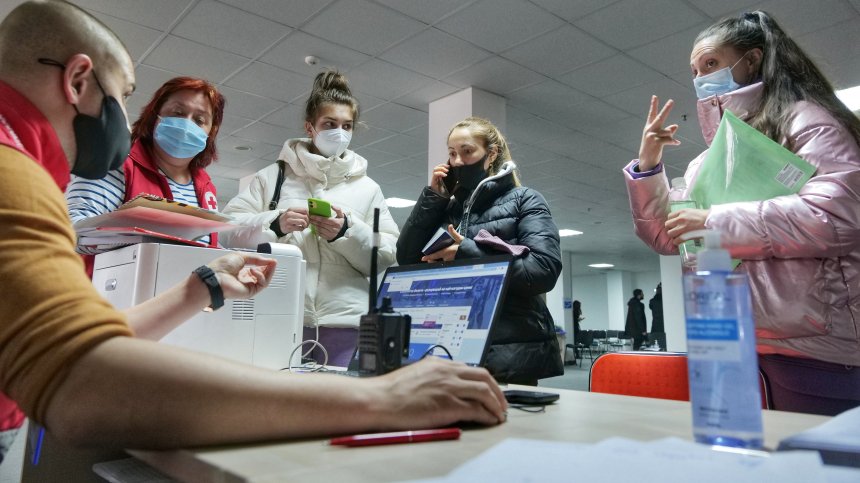 24 часа подслон и храна за украинските бежанци на гарата в София