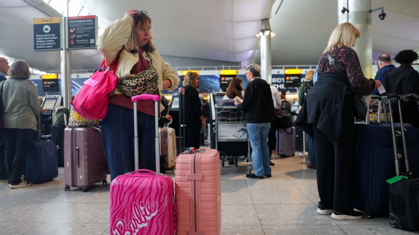Кибератака блокира пътници на летище "Хийтроу" в Лондон (СНИМКИ)