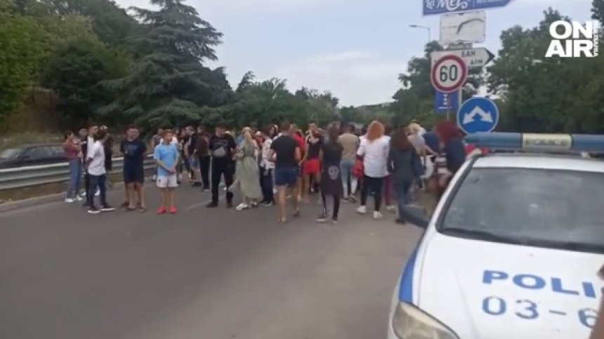 Протест заради дупки по пътищата затвори движението Варна - Златни пясъци