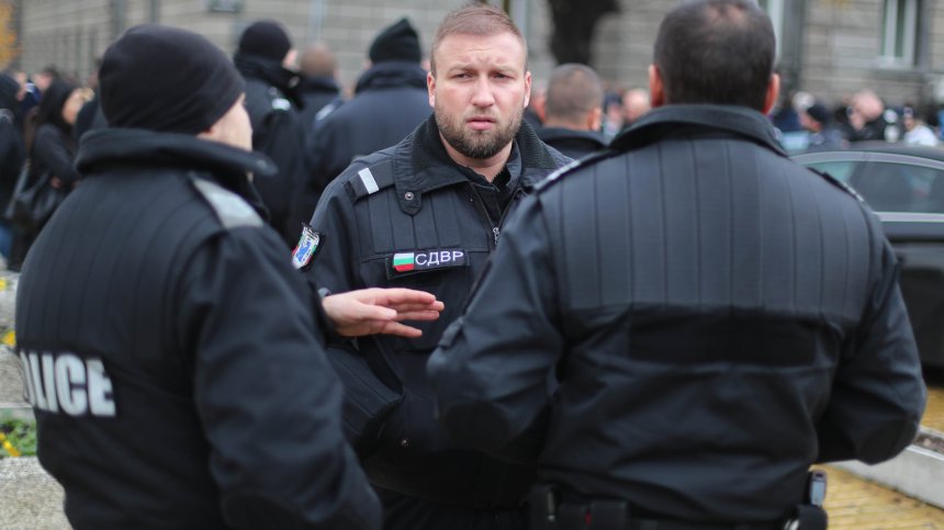 Родители живеят в страх: Полицаи нащрек заради инциденти край училищата