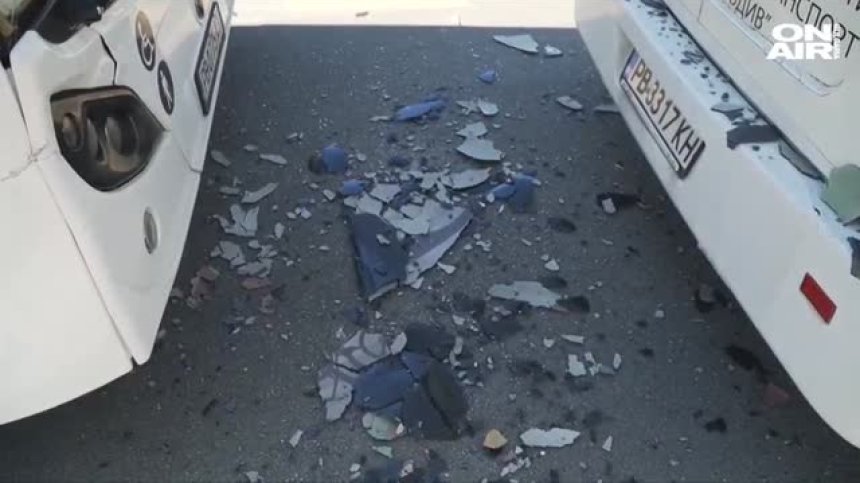 Два автобуса се удариха на спирка в Пловдив, ранен е единият шофьор