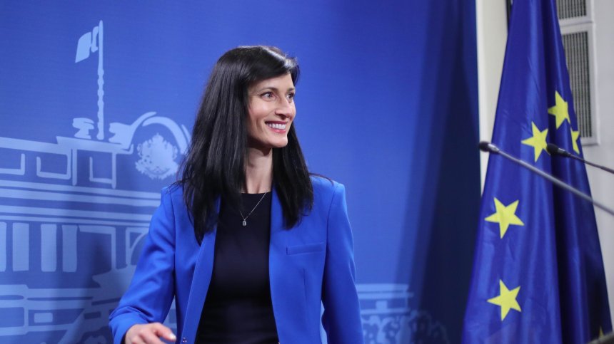 Първа визита на наш външен министър след 12 години: Мария Габриел кацна в Египет