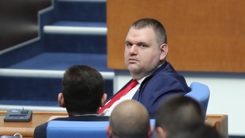 Делян Пеевски: Румен Радев е като уличен спекулант