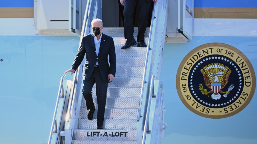 Байдън кацна успешно в Полша, самолетът на Дуда претърпя авария