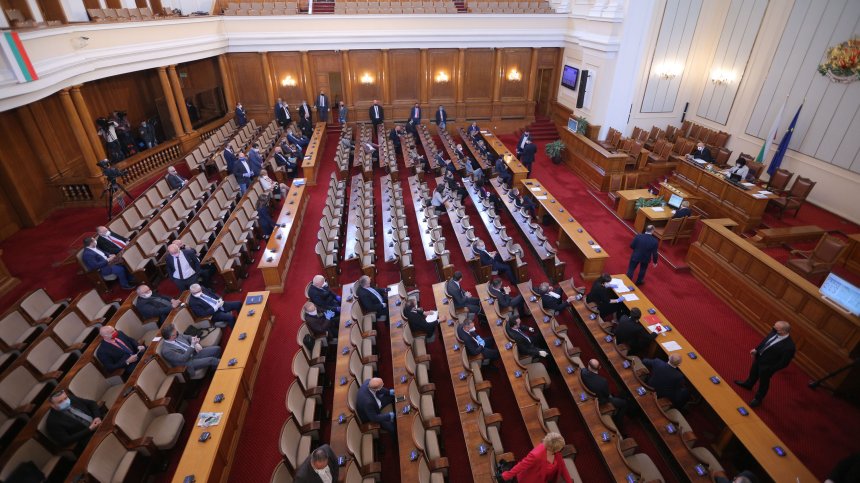 Само 1/4 от депутатите ще влизат в пленарната зала, гласуването - по групи
