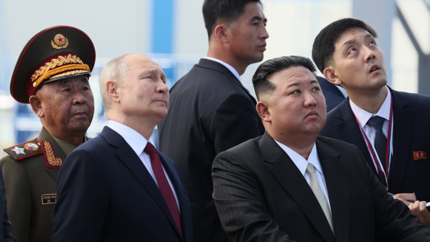 Москва все по-близка с Пхенян: Путин подари на Ким Чен Ун руски автомобил