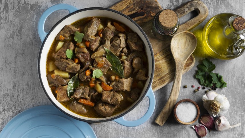 Традиционен гювеч със свинско месо, гъби и картофи