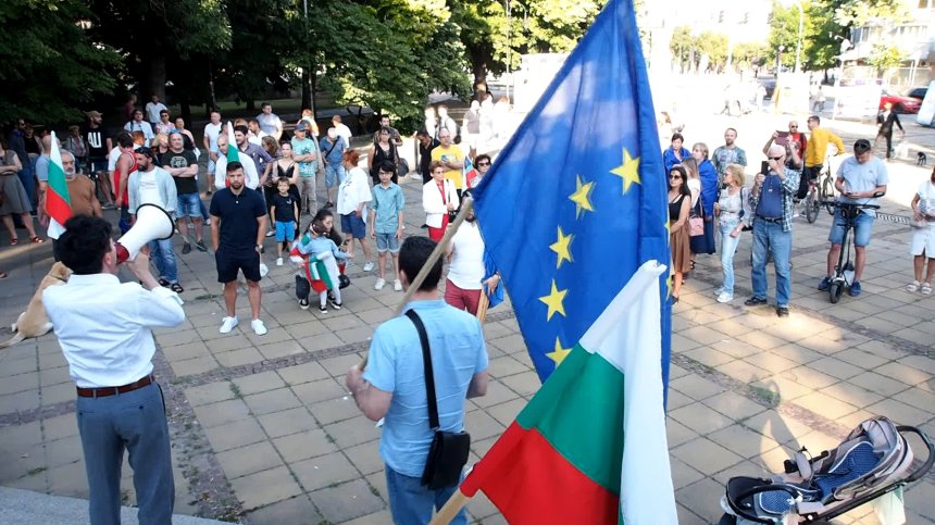 Стотици протестиращи във Варна подкрепиха кабинета "Петков"