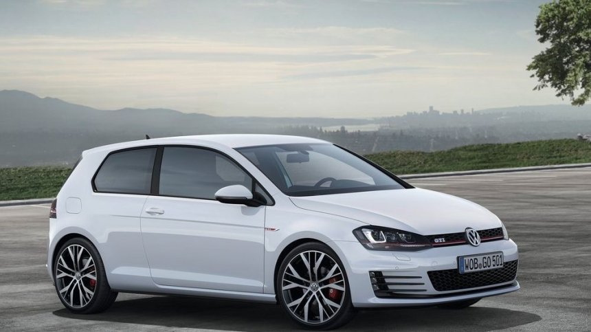Зад волана на една икона: тестваме новия Golf GTI