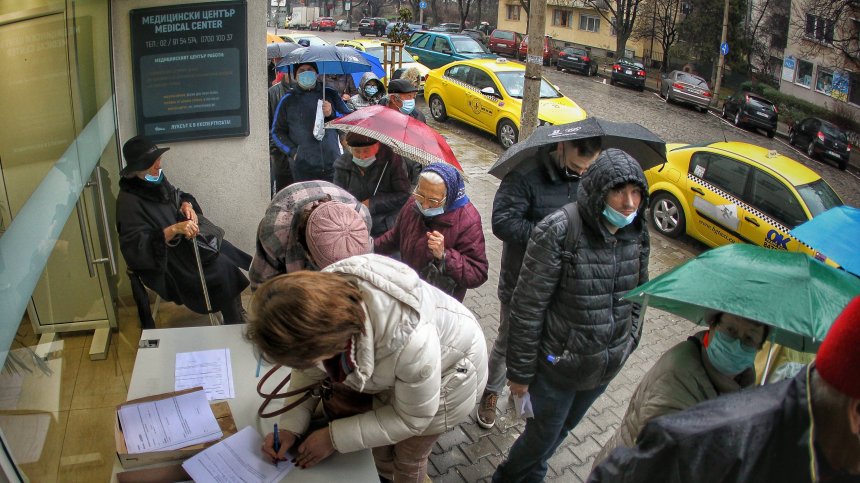 Опашка пред "Пирогов" от желаещи да се ваксинират