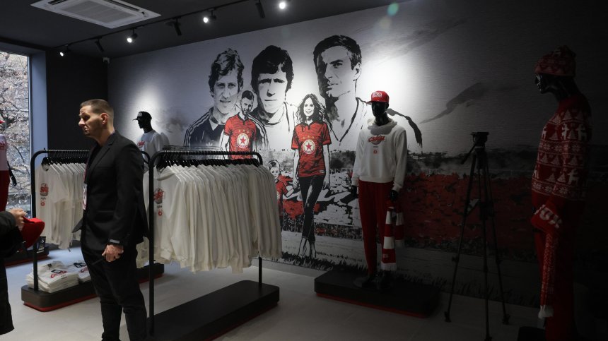 Новият фен магазина на ЦСКА в София впечатли свои и чужди (СНИМКИ)