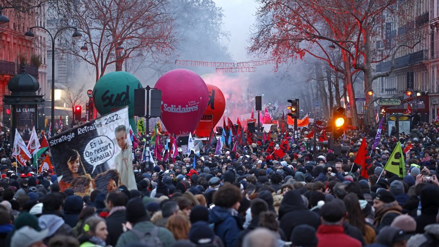 Нови протести във Франция: Хората недоволстват срещу пенсионната реформа
