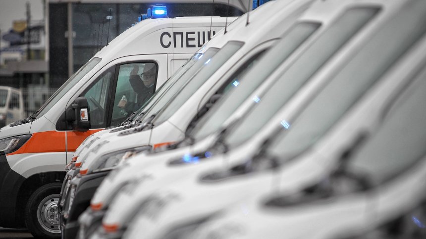 Две жени са откарани в болница след удар на автомобил в дърво