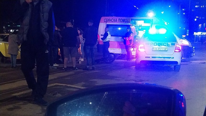 Катастрофа между кола и мотор на столичен булевард