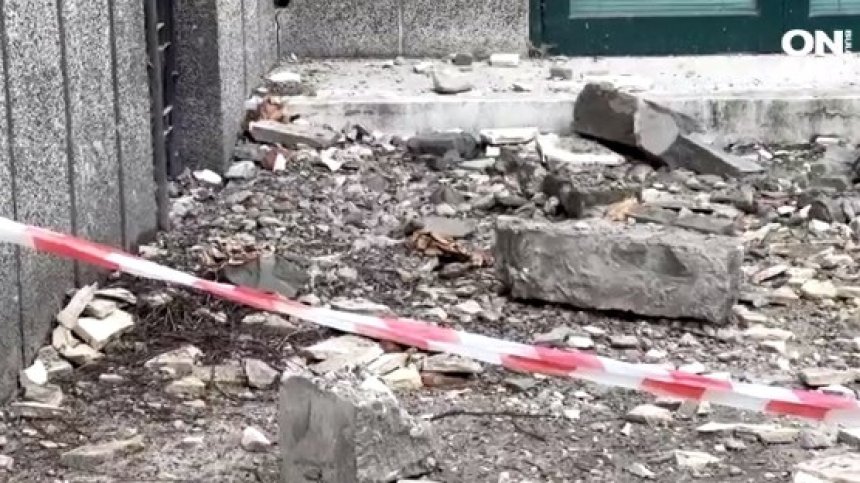 Разпада се фасадата на Стопанската академия в Свищов, сградата се руши трета година