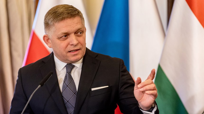 Няма да местят словашкия премиер Роберт Фицо в друга болница, започна да се храни