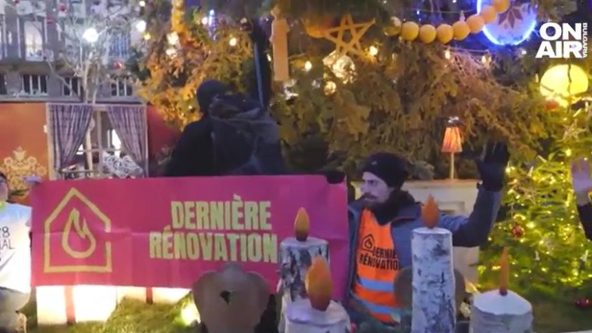 Екоактивисти боядисаха с оранжева боя коледната елха в Страсбург