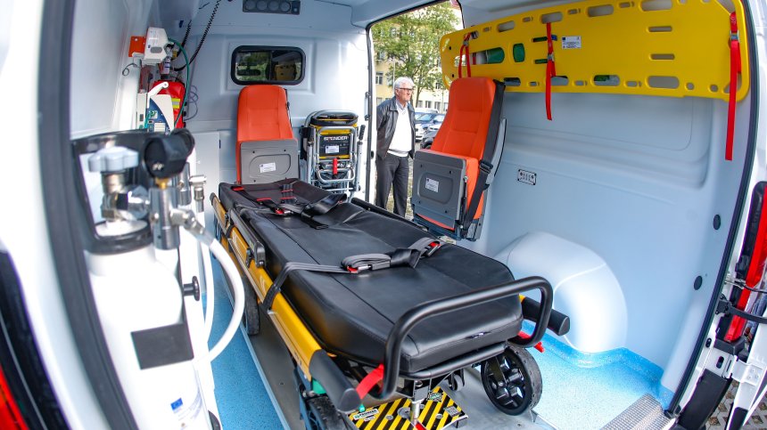 Шофьор се заби в стълб и ограда край Добрич, загина на място