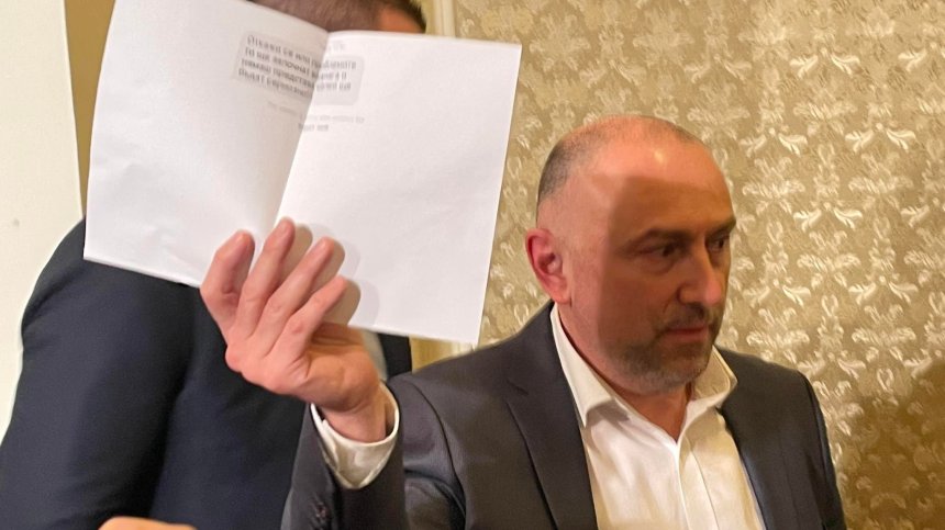"Откажи се или...". Каримански получи заплашително съобщение