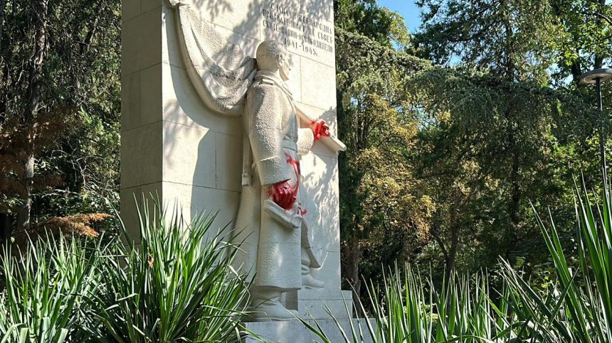 "Окървавиха" с боя ръцете на войника от Паметника на Съветската армия в Стара Загора