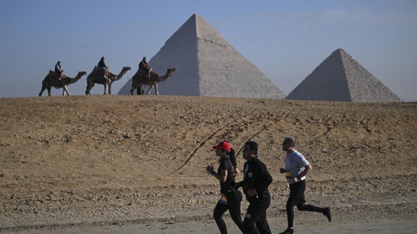 Под горещото слънце на Гиза: Маратон събра мнозина край пирамидите (СНИМКИ)