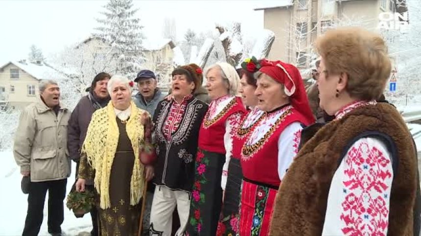 По традиция: Отбелязаха Бабинден с къпане на бебе и акушерка