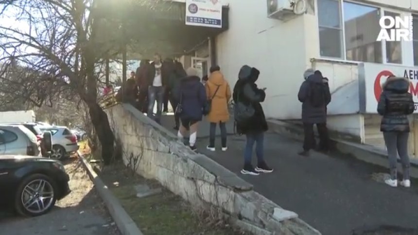 Болни обикалят кварталите да търсят лекар, който да ги прегледа по празниците